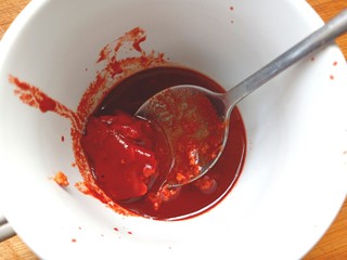 6、腐乳菜花,取一块豆腐乳，两勺腐乳汁，搅拌碎