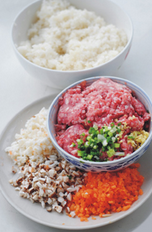 2、糯米肉圆,糯米饭煮熟放凉备用（煮稍硬一点）；香菇、胡萝卜、荸荠切碎粒；葱姜切末备用。