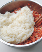 5、糯米肉圆,加入糯米饭。