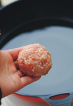 7、糯米肉圆,手上蘸水，将馅料搓成圆子状。