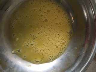 1、冰淇淋,先将蛋黄加十克糖搅匀