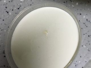 3、冰淇淋,淡奶油加30克糖打蛋器法发七八成就可以了