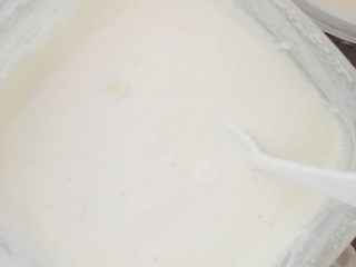 4、冰淇淋,把凉了的牛奶蛋黄放入打好的淡奶油中搅拌，