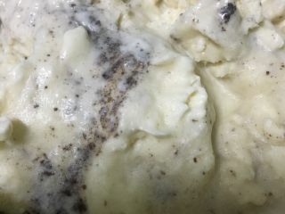 6、冰淇淋,剩一些倒入奥利奥饼干碎搅拌均匀，放冰箱冷冻每一小时搅拌一次