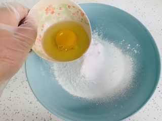 7、Q弹麻糬面包,加入鸡蛋。