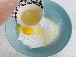 8、Q弹麻糬面包,加入植物油