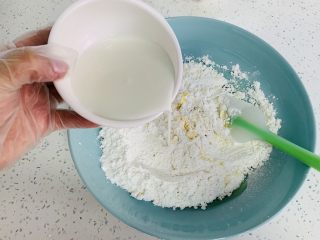 9、Q弹麻糬面包,牛奶要一点一点地加入。