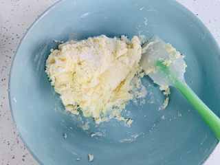 10、Q弹麻糬面包,牛奶全部加完后是这个状态，面团很软建议带手套操作。