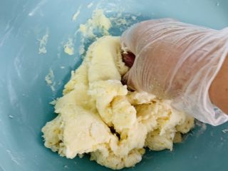 11、Q弹麻糬面包,用手把盆里剩余干粉揉搓均匀取出。