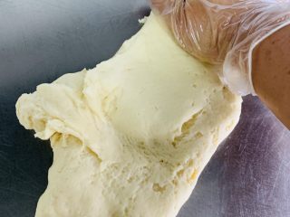 12、Q弹麻糬面包,放在案板上用手掌????️来回揉搓