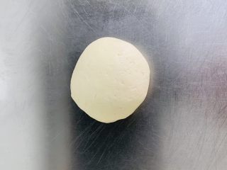 13、Q弹麻糬面包,揉成光滑的面团。