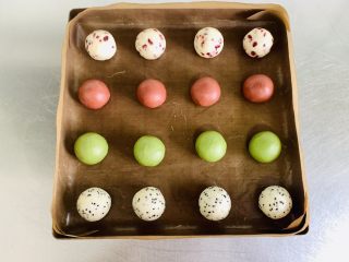 19、Q弹麻糬面包,均匀地摆入烤盘。每个麻糬包之间要留有空隙。