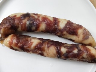 1、酱香土豆炒腊肠,妈妈灌制的腊肠，取两根。