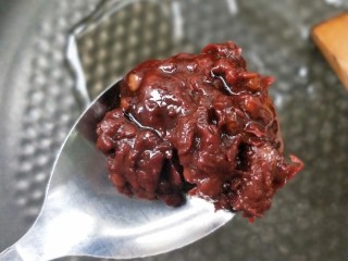 6、酱香土豆炒腊肠,起油锅，放郫县红油豆瓣酱一勺。