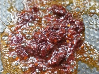 7、酱香土豆炒腊肠,小火慢慢煸炒出红油。
