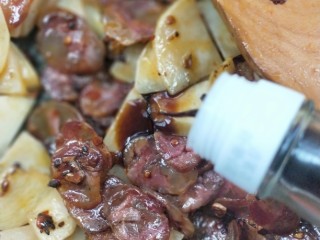 13、酱香土豆炒腊肠,加酱油。