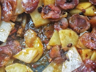 16、酱香土豆炒腊肠,焖至汁水收得差不多了，土豆熟了。