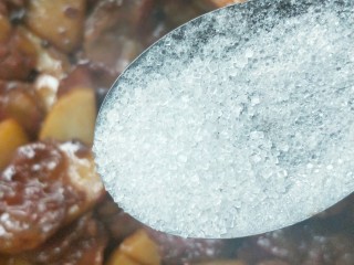 17、酱香土豆炒腊肠,加少许白糖翻炒均匀。