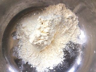 2、炒果蔬空心面,取100克面粉和成面团