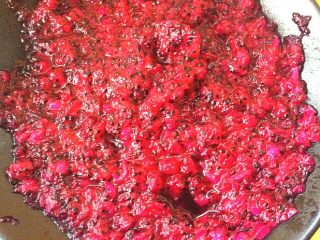 4、炒果蔬空心面,100克的面粉加入适量红心火龙果泥和成面团