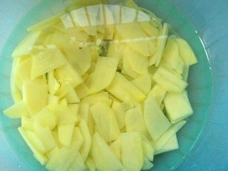 6、炒果蔬空心面,土豆去皮洗干净切片，冲洗一下，少泡一下