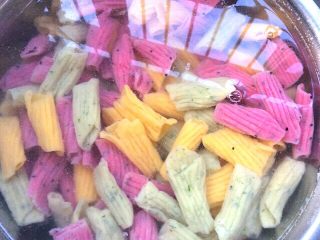 26、炒果蔬空心面,过凉水，在捞出沥干水分