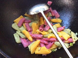 30、炒果蔬空心面,下入控水的空心面翻炒一下