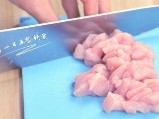 2、宝宝版肉饼蒸蛋 宝宝辅食，胡萝卜+绿苋菜,猪肉切小块。如果肉上有白色筋膜，一定要去掉滴。选猪的里脊肉最佳~~~