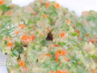 4、宝宝版肉饼蒸蛋 宝宝辅食，胡萝卜+绿苋菜,苋菜切碎，胡萝卜切碎，都加入肉泥中搅拌均匀。1岁以上可以少加点盐，宝宝如果能接受没盐的美味，不加最好。