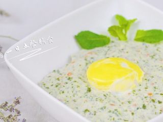 6、宝宝版肉饼蒸蛋 宝宝辅食，胡萝卜+绿苋菜,冷水上锅蒸，大火烧开后中火蒸15分钟。时间别蒸的长，15分钟刚刚好。不干不硬，蒸出来表面是有水的，我感觉这样更漂亮点，把水吸掉了。