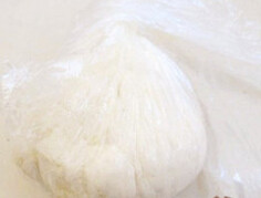 3、手撕芝麻葱油饼,保鲜袋里倒入少许的油, 使油薄薄的布满袋子里面。面团取出放进保鲜袋里, 室温下松弛1小时即可开始整形