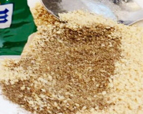 4、手撕芝麻葱油饼,将20克芝麻放锅中小火炒香，用擀面杖碾压成粉，拌入椒盐粉待用