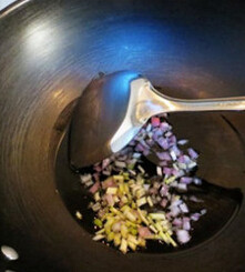 5、手撕芝麻葱油饼,香葱、洋葱头切碎，锅中加油，将葱白与洋葱头下油锅小火爆香制成葱油