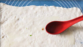 6、手撕芝麻葱油饼,将面团分成4份，压成薄薄的面皮，抹一层薄薄的葱油