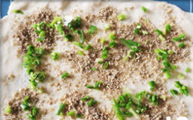 7、手撕芝麻葱油饼,撒上椒盐芝麻混合的粉料，再均匀的撒上适量的葱