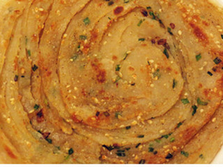 11、手撕芝麻葱油饼,锅中放一点葱油, 用中火把饼煎成两面金黄色，香喷喷的葱油饼出锅