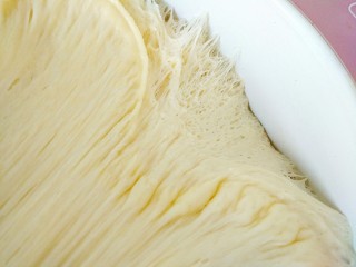 5、黑米面包,醒发到蜂窝状，成原来体积的两倍大