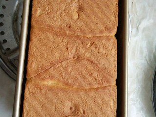 9、黑米面包,盖盖放入预热好的烤箱180度烘烤40分钟，取出开盖