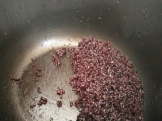 10、黑米面包,将一碗糯米和一碗黑米放入电饭煲中，煮饭按键煮熟