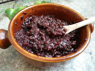 11、黑米面包,准备好黑米饭，糯米和黑米的比例是1:1，正好的