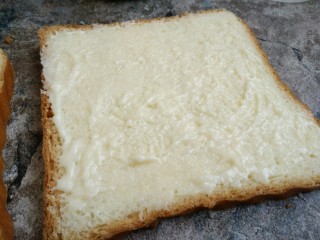 14、黑米面包,去其中的一片抹上沙拉酱