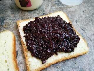 16、黑米面包,拌好的黑米放在面包片上抹平