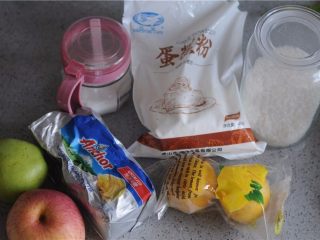 1、清甜水果派,所有的食材准备好
