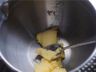 2、清甜水果派,黄油室温软化