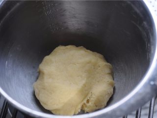 5、清甜水果派,慢慢加入适量水，揉成光滑的面团（不要揉太久），放入冰箱冷藏15分钟以上