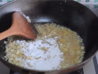 7、清甜水果派,锅里放入黄油融化，小火翻炒至变软，加入白砂糖（2），水分熬稠后加入混合后的玉米淀粉和水，搅拌，变软变浓稠后关火