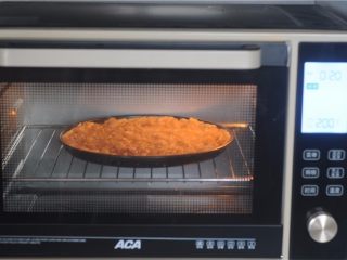 12、清甜水果派,将做好的胚子放入烤箱，200度烤15分钟