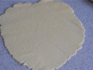 10、清甜水果派,派皮面团回软，用擀面杖擀成薄片