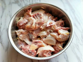 2、#做妈妈的拿手菜#红烧鸡块炖小土豆,食品剪刀将鸡剪开，至小块。(用食品剪刀剪很干净哟，不会溅到处都是的)