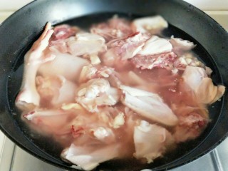 3、#做妈妈的拿手菜#红烧鸡块炖小土豆,将剪小块的鸡放入锅中，加入清水没过鸡块就好，大火烧开。烧开后煮2-3分钟，捞出后过冷水，冲洗干净，淋干水分。